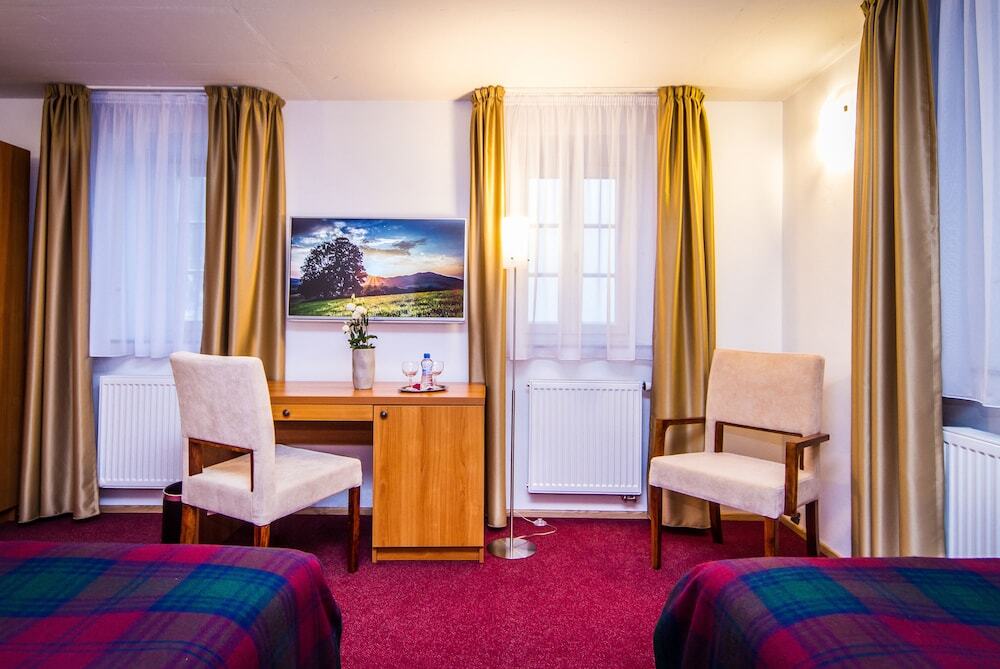 4 Hotel